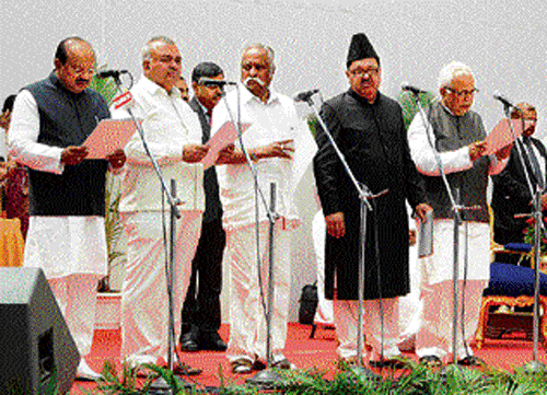 Governor H R Bhardwaj (extreme right) administers oath of office to new ministers (from Left) T B Jayachandra, Ramalinga Reddy, Prakash B Hukkeri, Qamar-Ul-Islam and R V Deshpande in Bangalore on Saturday. DH Photo