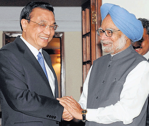 Prime Minister Manmohan Singh welcomes his Chinese  counterpart Li Keqiang in New Delhi on Sunday. PTI