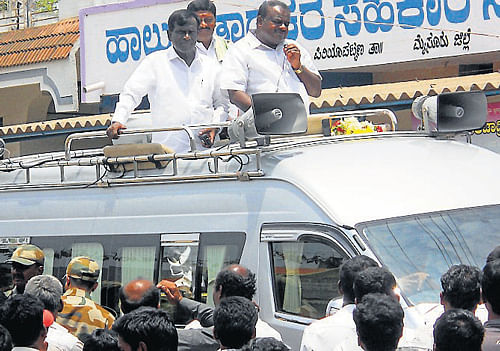 heavy weight: Former chief minister and JD(S) State president H D Kumaraswamy campaigns for his party candidate in Periyapatna taluk on Sunday. JD(S) candidate K&#8200;Mahadev and H&#8200;D&#8200;Kote MLA&#8200;Chikkmadu are seen. dh photo