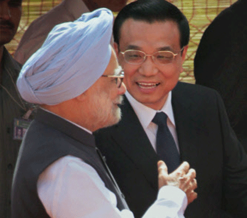 Chinese Premier Li Keqiang with Prime Minister Manmohan Singh during his ceremonial welcome at Rashtrapati Bhavan in New Delhi on Monday. PTI Photo