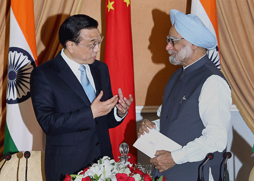 Prime Minister Manmohan Singh and Chinese Premier Li Keqiang at a joint press conference after a meeting at Hyderabad house in New Delhi on Monday. PTI Photo