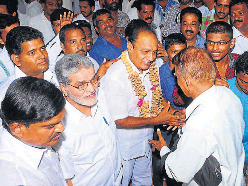 Congress workers greet Minister for Urban Development Vinay Kumar Sorake during his maiden visit to Udupi on Monday. DH Photo