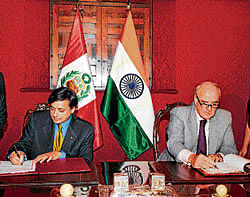 diplomatical Shashi Tharoor signs an agreement with his Peruvian counterpart in 2010.