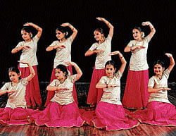 Synchronised: Disciples of Jayashree Acharya open the show with a Kathak recital.