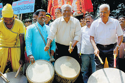 BBMP Commissioner Siddaiah and special commissioner K R Niranjan launch a drive to  popularise segregation of waste at source.  dh photo