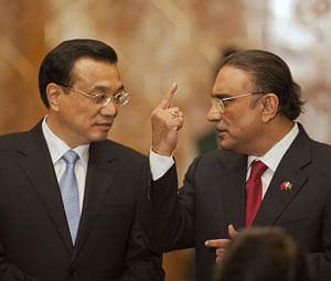 Pakistan's President Asif Ali Zardari (R) gestures as he talks with Chinese Premier Li Keqiang during an agreement ceremony at President House in Islamabad May 22, 2013. China and Pakistan should make cooperation on power generation a priority, Chinese Premier Li Keqiang said, as Islamabad seeks to end an energy crisis that triggers power cuts of up to 20 hours a day, bringing the economy to a near standstill. Li arrived in the Pakistan capital under extra-tight security on Wednesday on the second leg of his first official trip since taking office in March after a visit to Pakistan's and China's arch rival, India. REUTERS