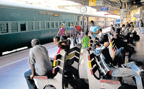 crammed: Lack of enough waiting rooms at Yeshwantpur Railway station force passengers to wait at the platform. DH Photo