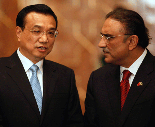 Chinese Premier Li Keqiang (L) talks with Pakistan's President Asif Ali Zardari during an agreement ceremony at President House in Islamabad May 22, 2013. China and Pakistan should make cooperation on power generation a priority, Chinese Premier Li Keqiang said, as Islamabad seeks to end an energy crisis that triggers power cuts of up to 20 hours a day, bringing the economy to a near standstill. Li arrived in the Pakistan capital under extra-tight security on Wednesday on the second leg of his first official trip since taking office in March after a visit to Pakistan's and China's arch rival, India. REUTERS