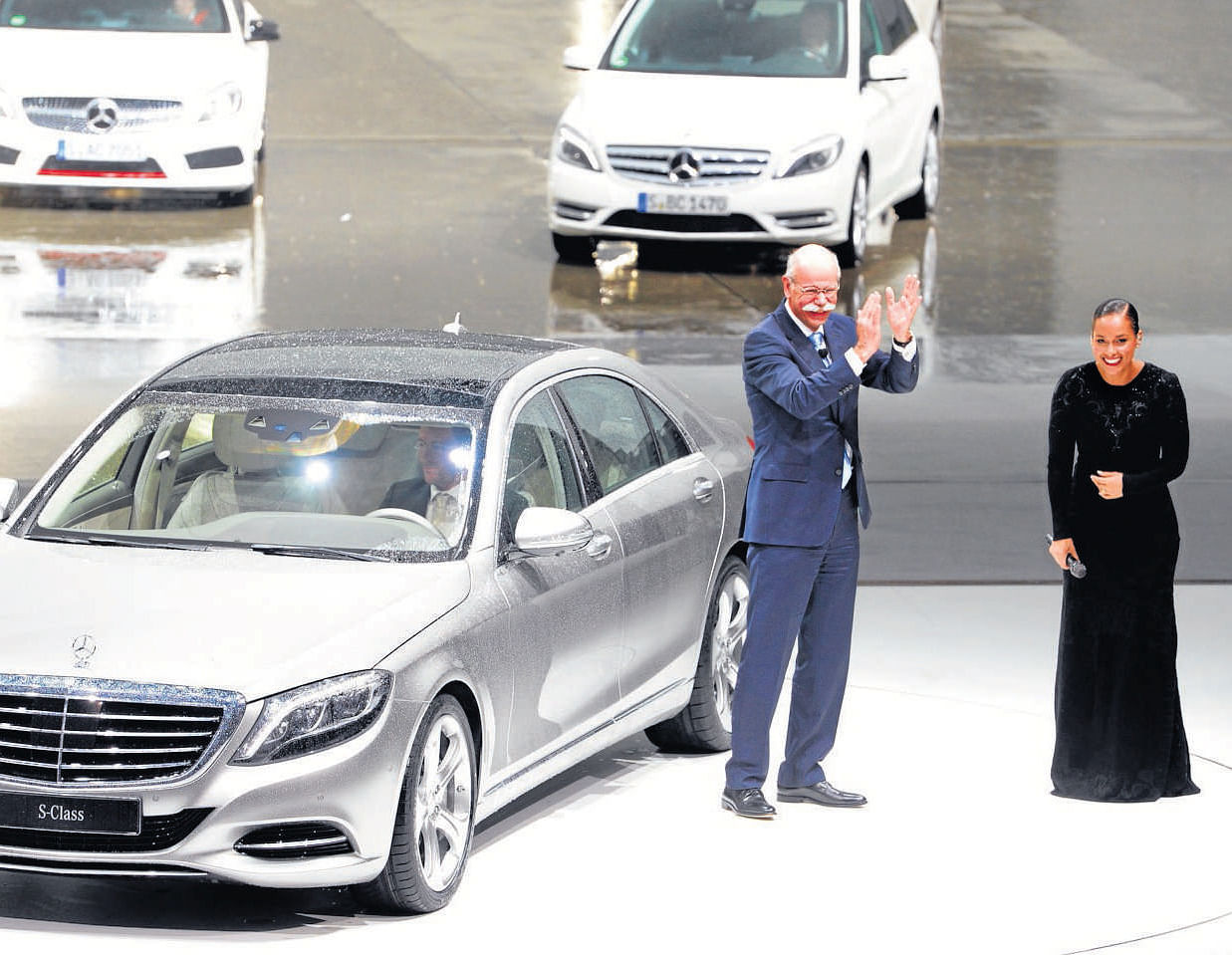 Stands out: : Dieter Zetsche, chairman of Daimler AG, applauds next to US singer Alicia Keys during the presentation of the new S Class in Hamburg, Germany.