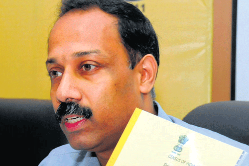 Director (Census Operations ) T K Anil Kumar releases  the abstract of the Census, in Bangalore on Thursday. dh photo