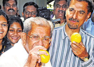 Minister for Horticulture Shamanuru Shivashankarappa at the inauguration of the mango and jackfruit mela at Lalbagh on Friday. DH&#8200;Photo