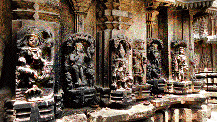 Intricate : Sculptures on the temple wall. (Photo by the author)