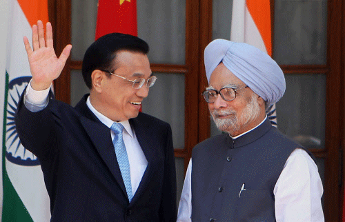 Prime Minister Manmohan Singh and Chinese Premier Li Keqiang at a joint press conference after a meeting at Hyderabad house in New Delhi. PTI Photo