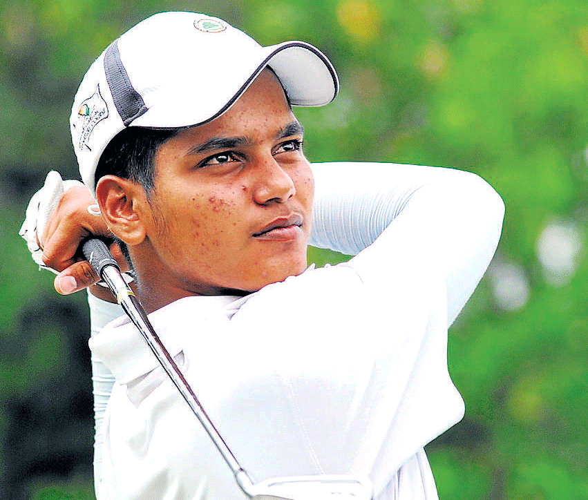 In sync : Manu Gandas tees off during the second round of the Southern India Juniors Golf Championship. DH photo