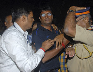 Police escort Gurunath Meiyappan (C), son-in-law of Indian cricket board (BCCI) President N Srinivasan, to the Crime Branch in Mumbai May 24, 2013. Mumbai Police apprehended Meiyappan, a key official of the Indian Premier League's (IPL) Chennai franchise, late on Friday in connection with a spot-fixing scandal that has also led to the arrest of three cricketers. Former India test bowler Shanthakumaran Sreesanth and two other local cricketers were arrested last week on suspicion of taking money to concede a fixed number of runs and police have intensified investigations to discover the extent of the scandal. Picture taken on May 24, 2013. REUTERS