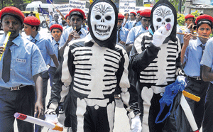 Students create awareness about ill effects of tobacco during a rally to mark World No Tobacco Day in Bangalore  on Friday. dh photo