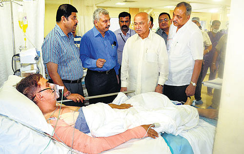 Union Home Minister Sushilkumar Shinde visits injured Cong leaders at a hospital in Raipur.  Photo | Vinay Sharma