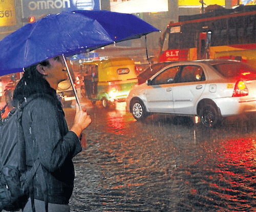 Heavy rain continued to lash the City on Saturday.  DH Photo/ Kishor Kumar Bolar