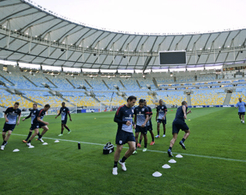 England's Jack Rodwell, center front, and teammates practice during a training session at the Maracana stadium in Rio de Janeiro, Brazil, Saturday, June 1, 2013. Brazil will face England in an international soccer friendly on June 2. (AP Photo