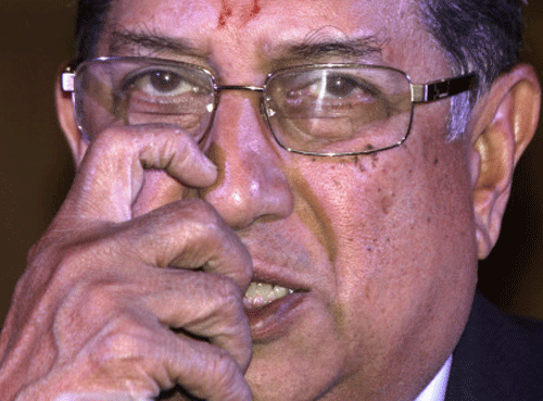 Narainswamy Srinivasan gestures during a press conference in Kolkata, India, Sunday, May 26, 2013. Srinivasan said on Sunday a committee will look into allegations against his son-in-law and Chennai Super Kings official Gurunath Meiyappan after his arrest during investigations for spot-fixing by Indian police. AP photo