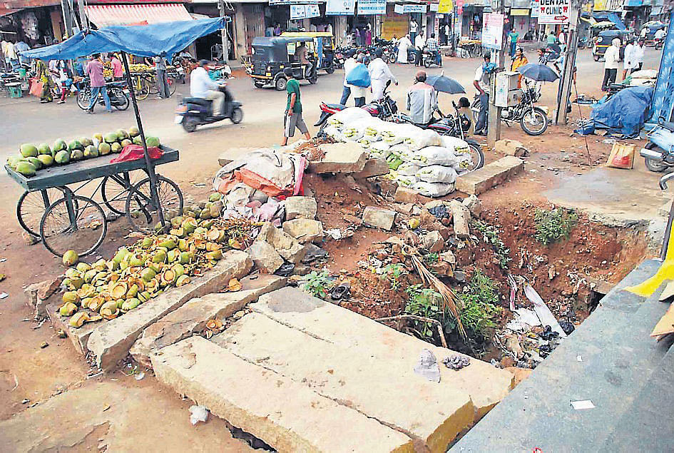 Footpath vendors who have encroached upon road space in Hassan. dh photo