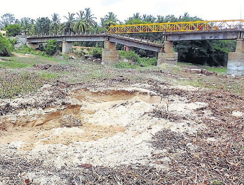 illegal: The metal bridge which fills the gap created by the collapse of a portion of the bridge across Shimsha River at Vaidyanathapura, Maddur taluk, Mandya district. dh photo