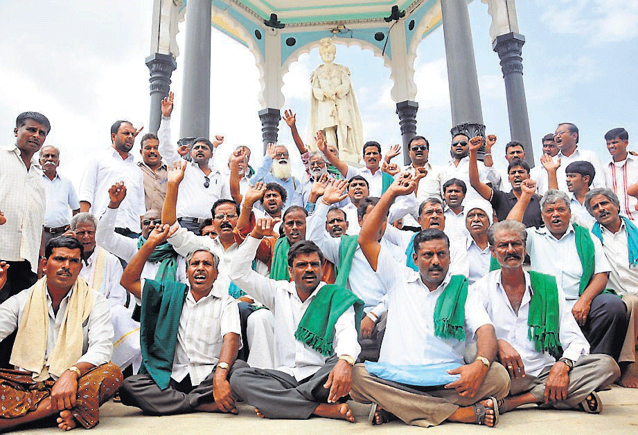 In memory: Members of different political parties and organisations stage a protest in front of the statue of Nalvadi Krishnaraja Wadiyar at K&#8200;R&#8200;Circle in Mysore on Tuesday, condemning the negligence of MCC&#8200;in celebrating Nalvadi's birth anniversary. dh photos