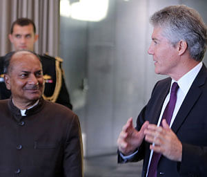 Australian Defence Minister Stephen Smith (R) hosts a reception in honour of Indian Defence Minister AK Antony. Photot Courtesy: Press Information Bureaue
