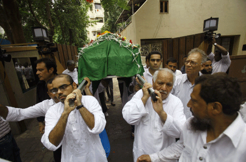 Friends and relatives carry a coffin containing the body of Bollywood actress Jiah Khan during her funeral in Mumbai, India, Wednesday, June 5, 2013. Police said that Khan was found dead at her home in Mumbai late Monday. Khan began her career in Mumbai's film industry in the 2007 Hindi film 'Nishabd' in which she portrayed a teenager in love with her best friend's father, played by Bollywood superstar Amitabh Bachchan. AP photo