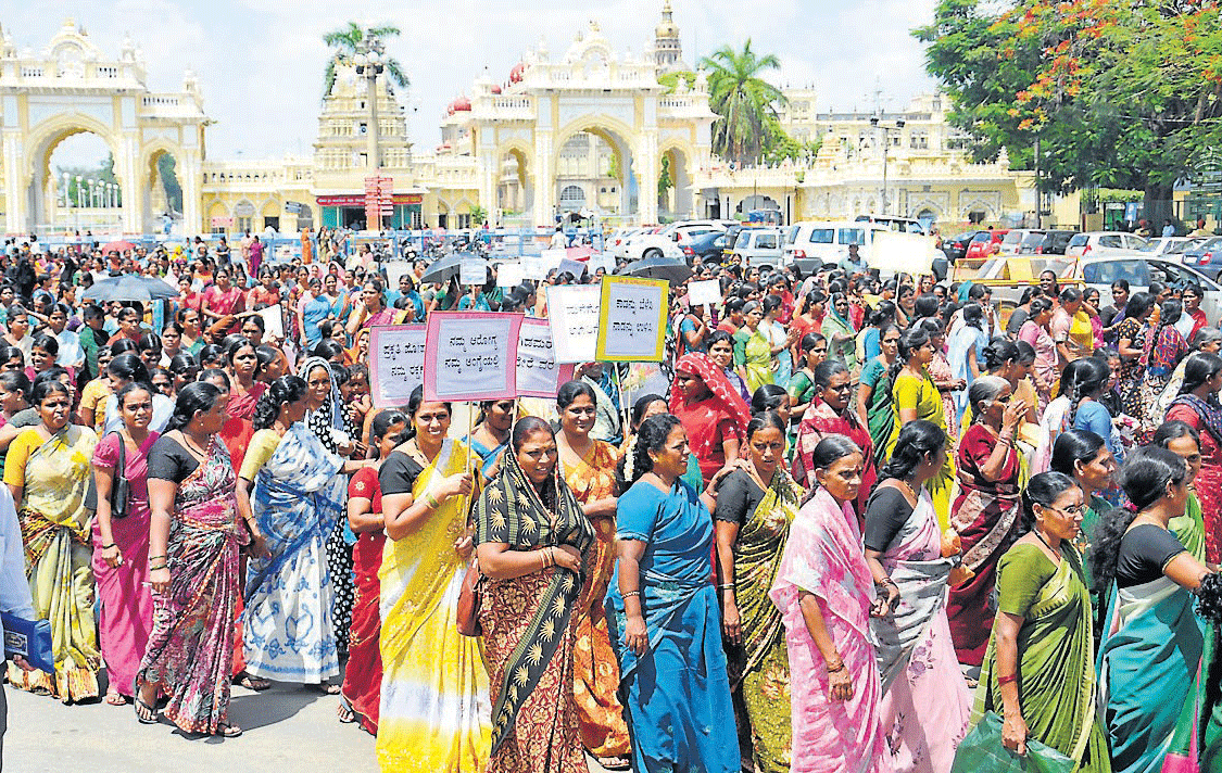 Members of Sri Kshetra Dharmasthala Rural Development Programme take out a rally in Mysore, as part of World Environment Day celebrations, on Wednesday. DH PHOTO