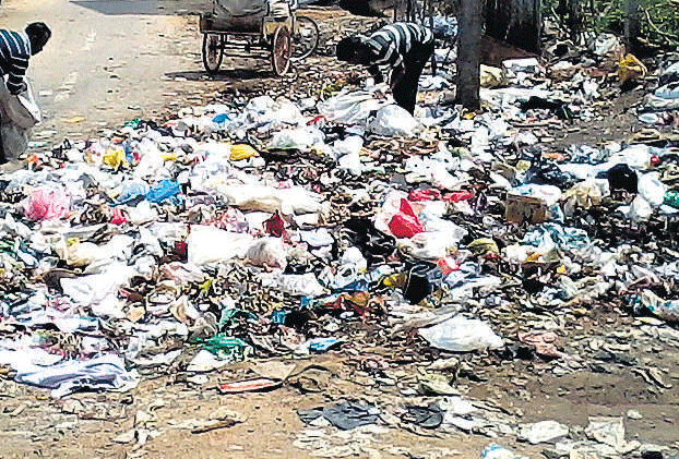 The BBMP has dumped its earlier proposal to find new landfill instead,  it plans to instal new waste-processing  plants across the City. dh file photo