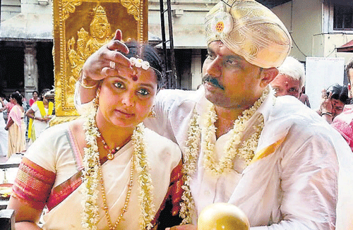 Nuptial knot: Actor Shruthi and journalist Chandrachooda Chakravarthy tied the knot at Kollur Mookambika temple on Thursday. DH Photo