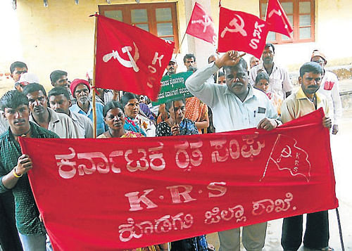 Karnataka Raitha Sangha office-bearers stage a protest, in Somwarpet, on Friday. DH Photo