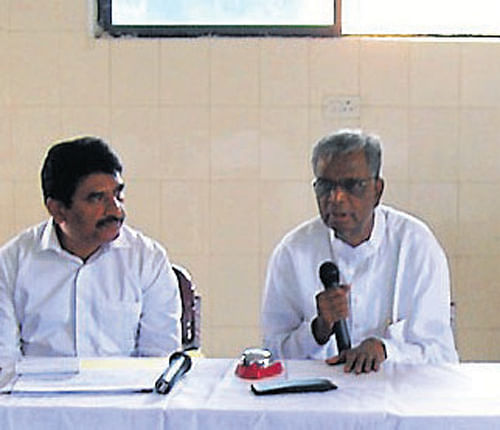 Revenue Minister V Srinivas Prasad speaking at a district level officers meet held at Nanjangud on Saturday. Deputy Commissioner Ramegowda and Zilla Panchayat CEO P A Gopal are seen. DH PHOTO