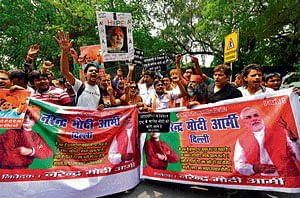 Pro-Modi slogans ring outside Advani's home