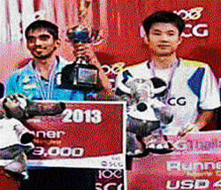 K&#8200;Srikanth poses with the Thailand GP trophy.