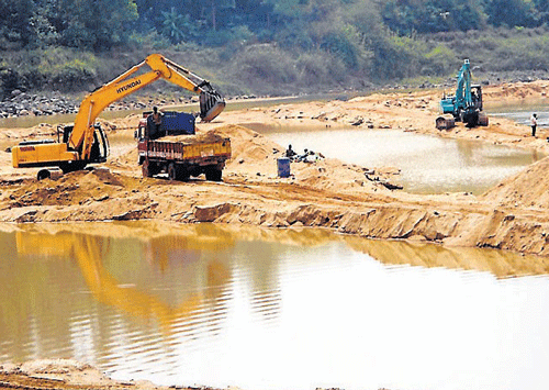 Sand being extracted from River Hemavathy at Alebelur in Sakleshpur taluk. DH Photo