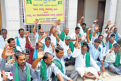 Karnataka Rajya Raitha Sangha and Hasiru Sene activists stage protests in front of MDCC&#8200;bank in Mysore (left) and Belur, Hassan district (right) on Monday. DH PHOTO