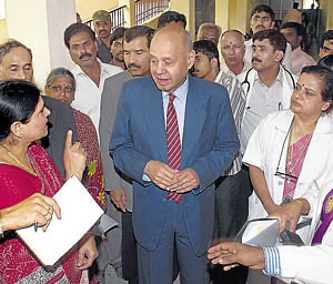 Lokayukta Justice Y Bhaskar Rao interacts with patients and doctors at KC General Hospital in the City during a surprise  inspection  on Tuesday. DH Photo.