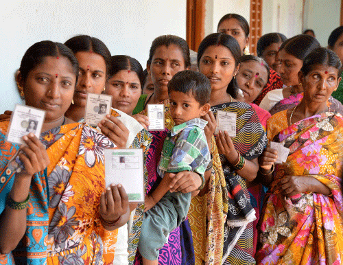 Electors displaying their voter ID cards during Karnataka assembly election. DH File photo