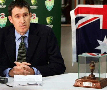 Cricket Australia Chief Executive Officer James Sutherland speaks next to a replica of the Ashes urn during a media conference in Perth, Australia, December 15, 2005.  Credit: Reuters