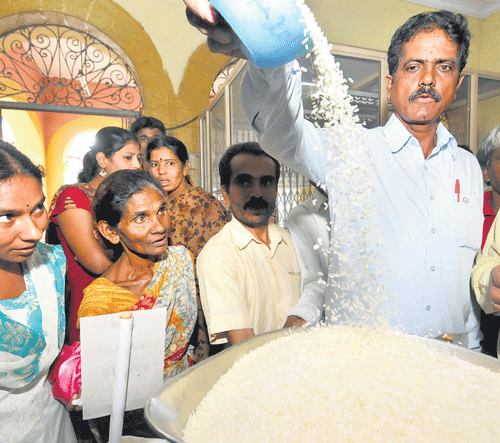 K'taka: Govt to rob APL card holders of rice to feed BPL families