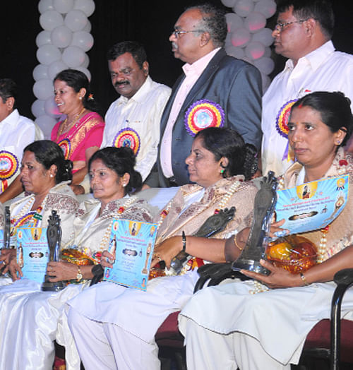 recognition: Nurses being felicitated in Mysore, on Saturday. Dr B Krishnamurthy, Dr S&#8200;M&#8200;Malegowda, Dr Geetha Avadhani, Shivamma, MLA M K&#8200;Somashekar, H K Ramu, Dr B G Sagar and Dr G M Kudari are seen. dh photo
