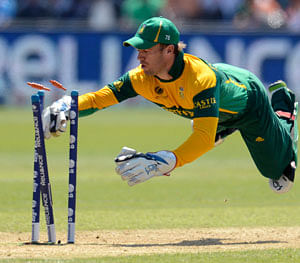 South Africa's A B de Villiers dives in an attempted run out during the ICC Champions Trophy group B match against India at Cardiff Wales Stadium in Cardiff, Wales June 6, 2013. REUTERS