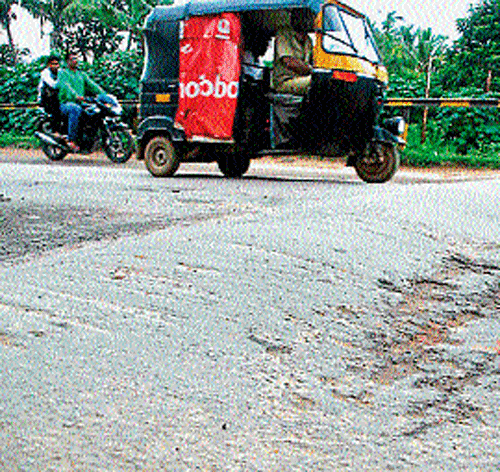 inconvenience: An auto crosses a speed-breaker in front of the new Bus Stand in Hassan. DH&#8200;Photo. dh photo