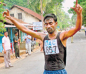 Dharwad's Siddappa Shivanura celebrates after winning the men's 12-km event on Sunday. DH&#8200;PHOTO