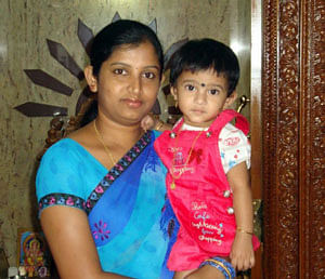 A file photo of Sumathi along with her two year old baby girl Tejika who commited suecide at Vijayanagar in Bangalore on Sunday. Photo by / PV - DH