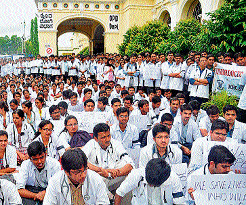 protect us: Members of Junior Doctors Association stage a protest in front of K R Hospital, demanding additional security to the hospital in Mysore on Monday. DH Photo