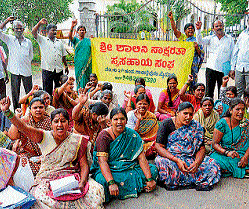 Residents of Hanchya Sathagalli staged protest in front of Deputy Commissioner's officer, in Mysore, on Monday, against lack of basic amenities at the houses constructed under NURM&#8200;project in the locality.  dh photo