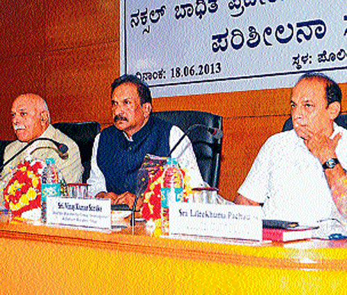 Home Minister K J George chairs a review meet of development works in 7 naxal affected districts, in Udupi on Tuesday. District-in-Charge Minister Vinaykumar Sorake and DGP Lalrokhuma Pachau among others look on. DH photo